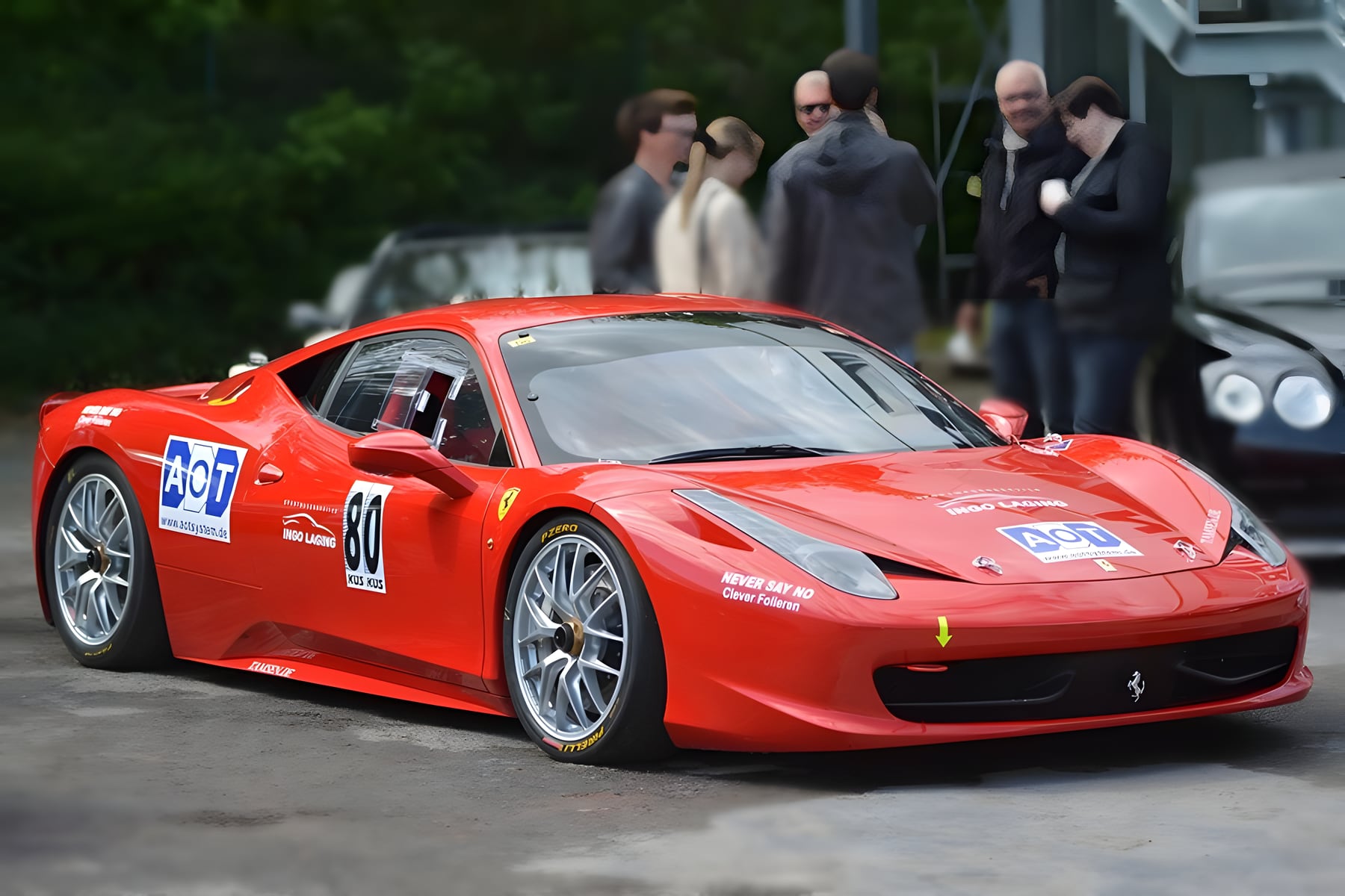 Roter Ferrari 458 Challenge mit Startnummer 80 im Fahrerlager