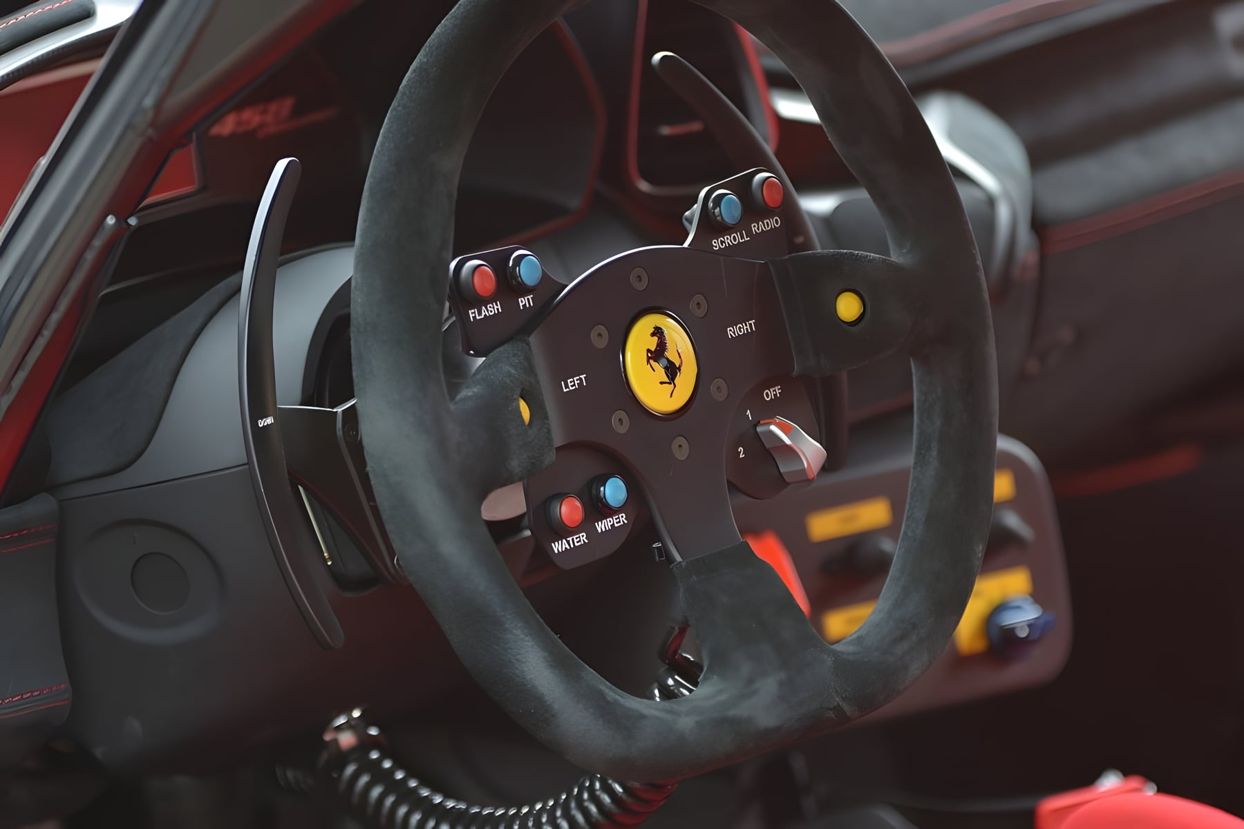 Rennlenkrad mit Schaltern im Cockpit eines Challenge-Ferrari