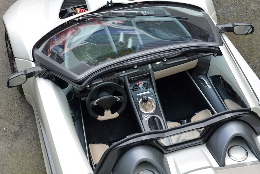 Offenes Cockpit eines weißen Sportwagens