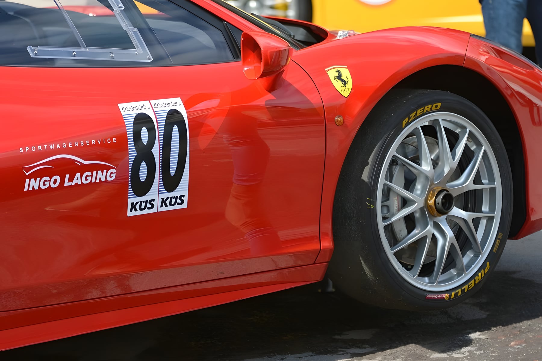 Tür eines roten Ferrari 458 Challenge mit Startnummer 80 und dem Schriftzug Sportwagenservice Ingo Laging