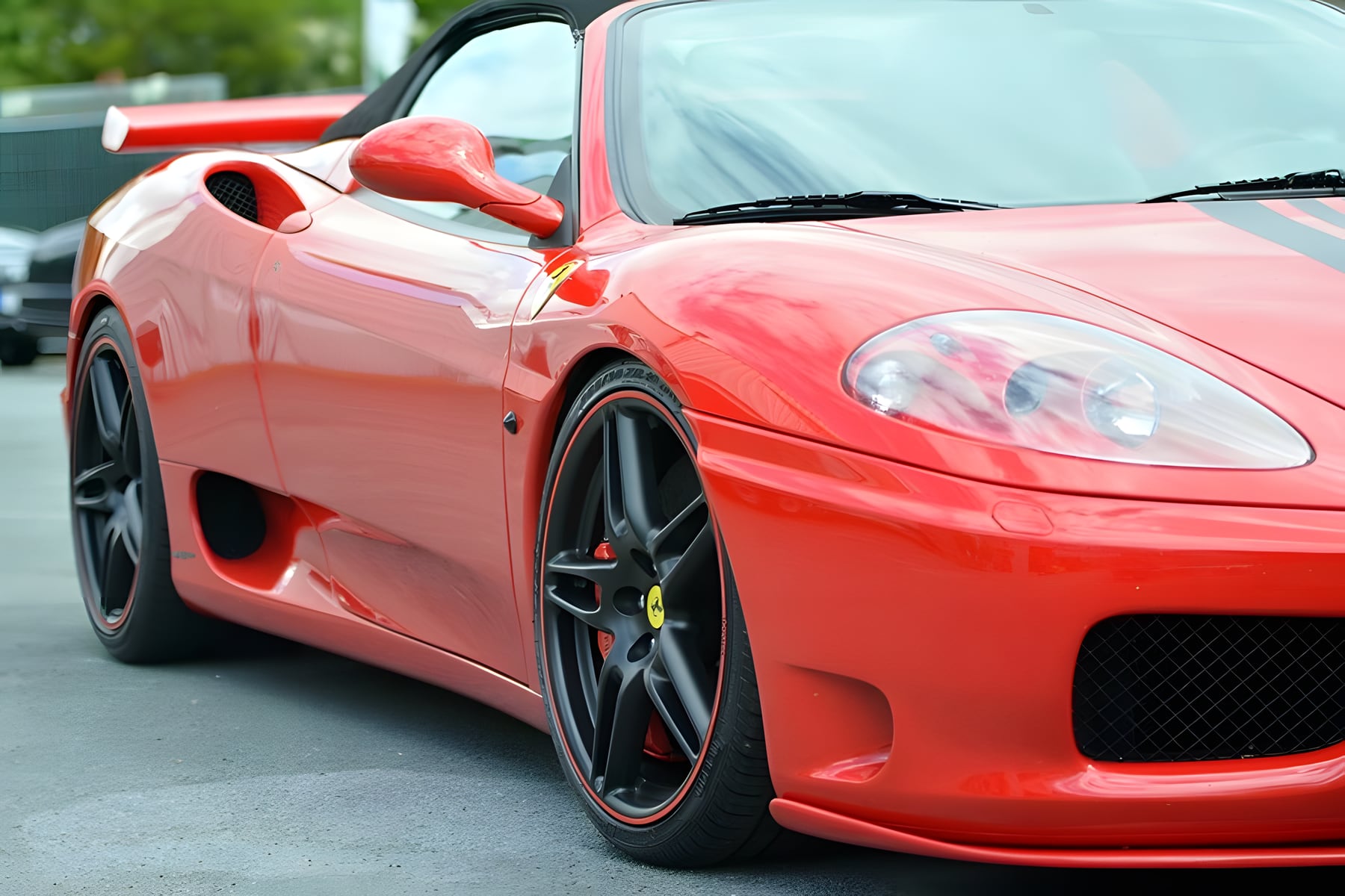 Roter Ferrari Spider mit schwarzen Felgen