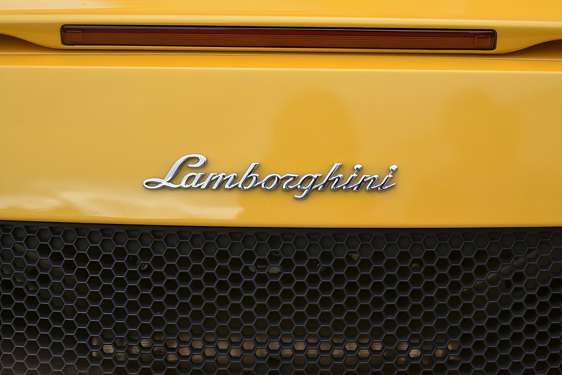 Heck eines gelben Lamborghini mit Schriftzug